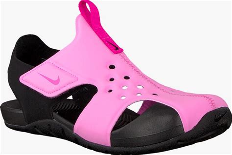 roze nike sandalen.